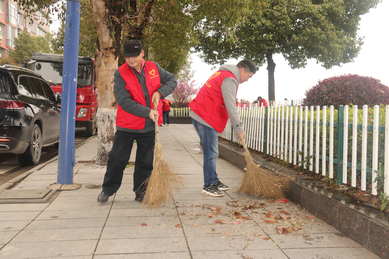 财政志愿者清扫人行道卫生2.jpg