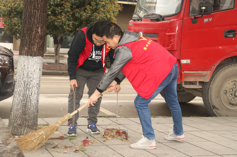 财政志愿者清扫人行道卫生.jpg