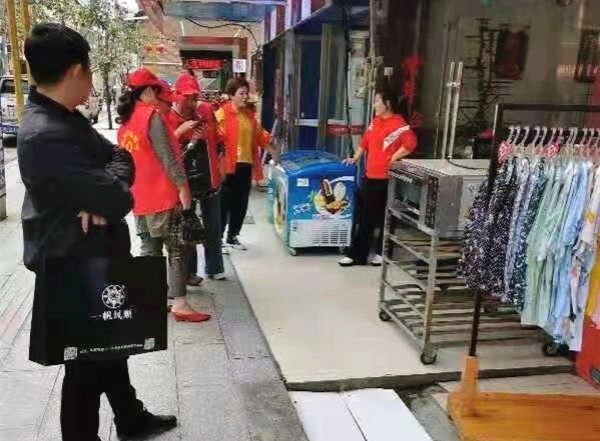 新邵陈家坊镇：志愿者上街“规劝”不文明行为2.jpg