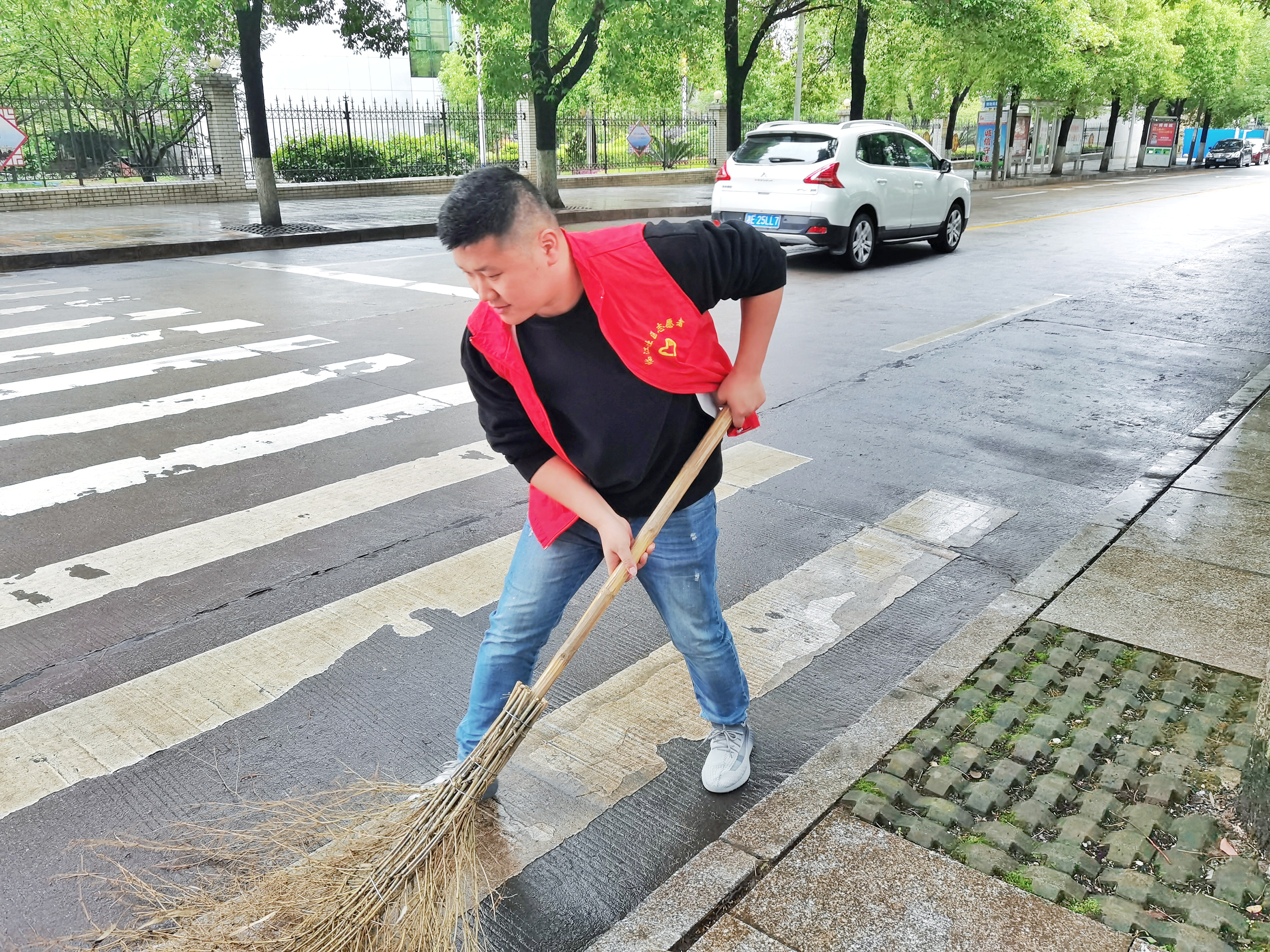 图为志愿者清扫街道.jpg