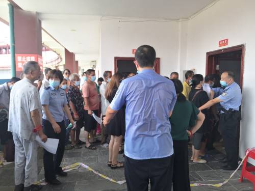 疫苗接种点维持秩序