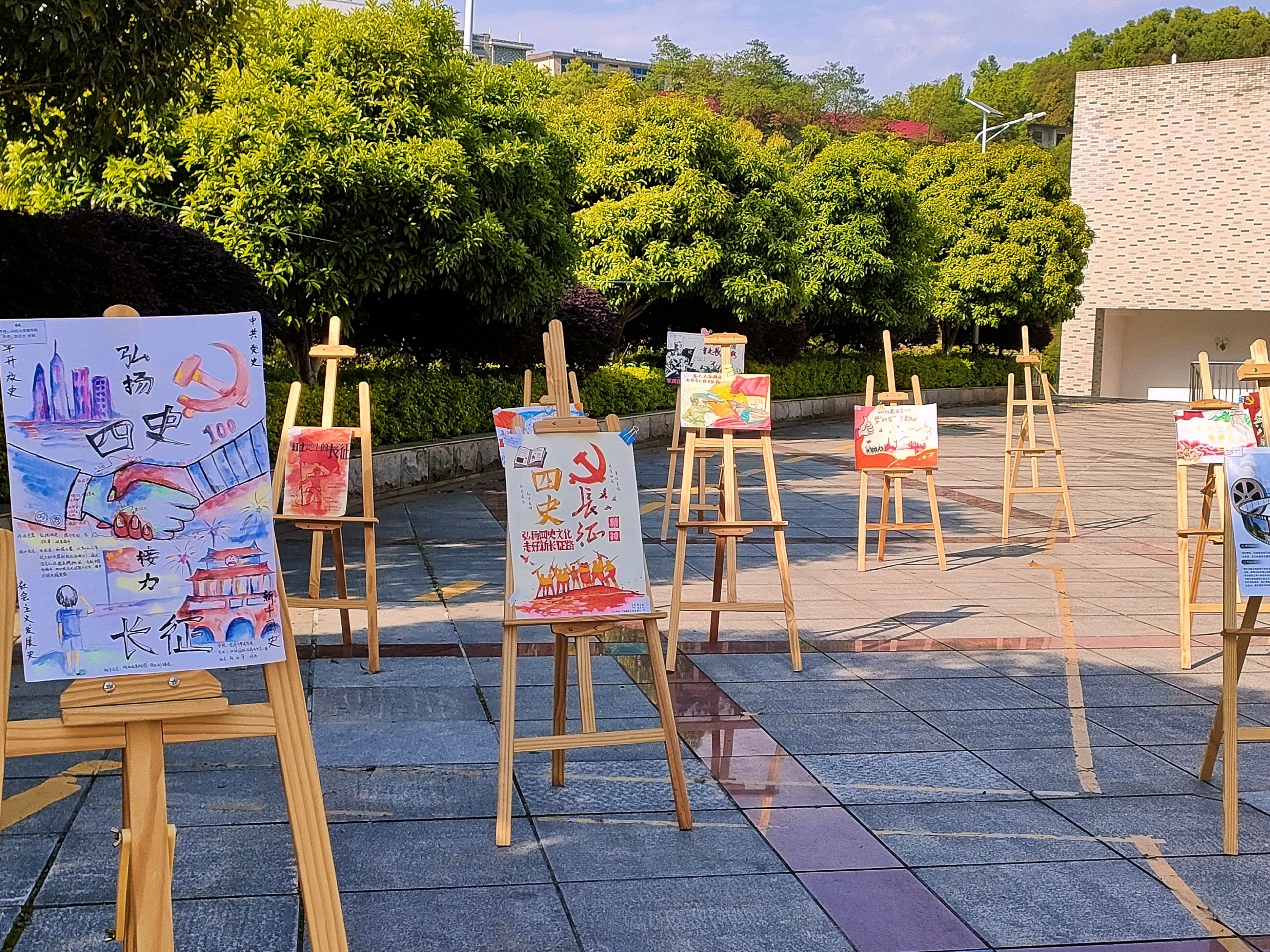 图为工作人员摆放整齐的海报