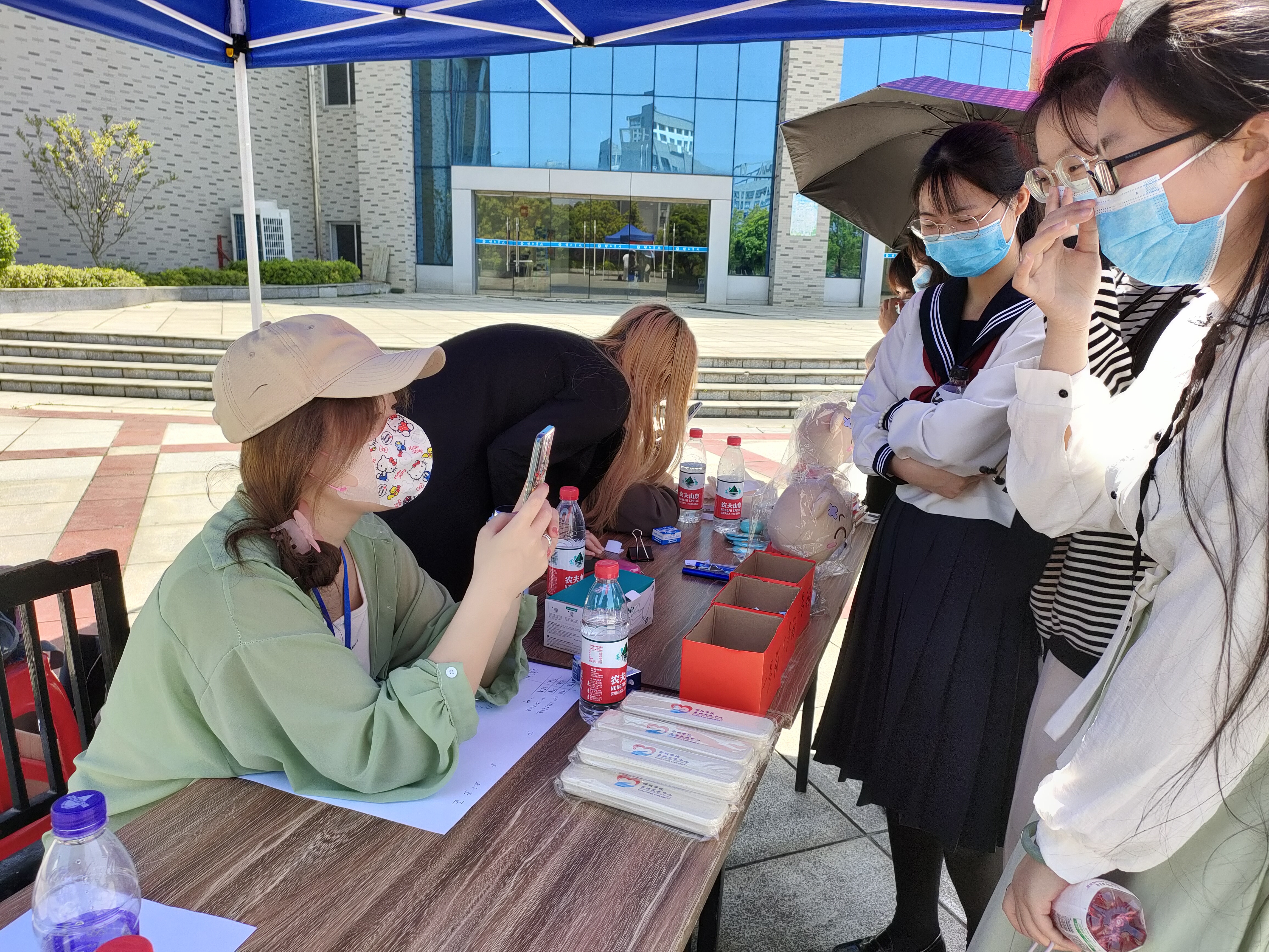 图为同学们参与有奖答题