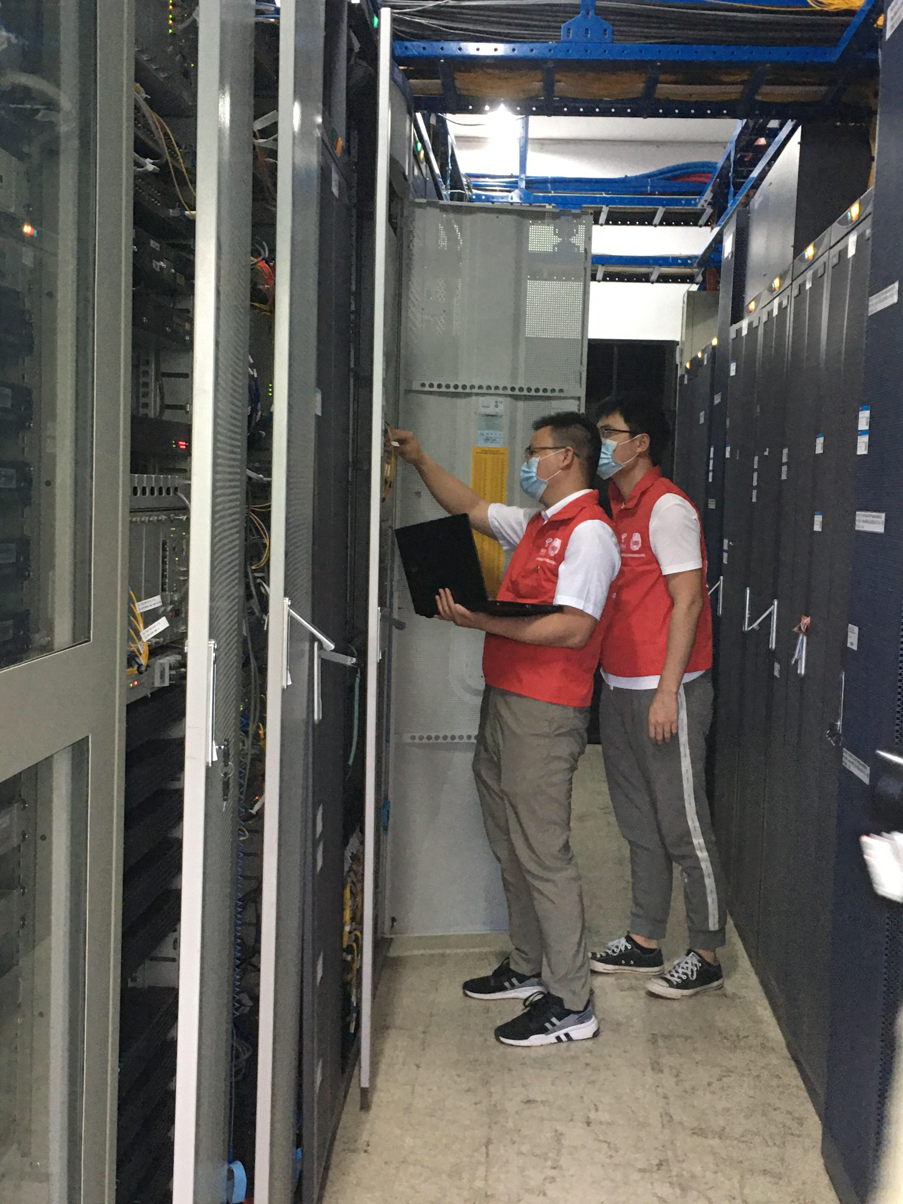 邵阳分公司党团志愿者疫情期间检查机房做好通信保障.jpg