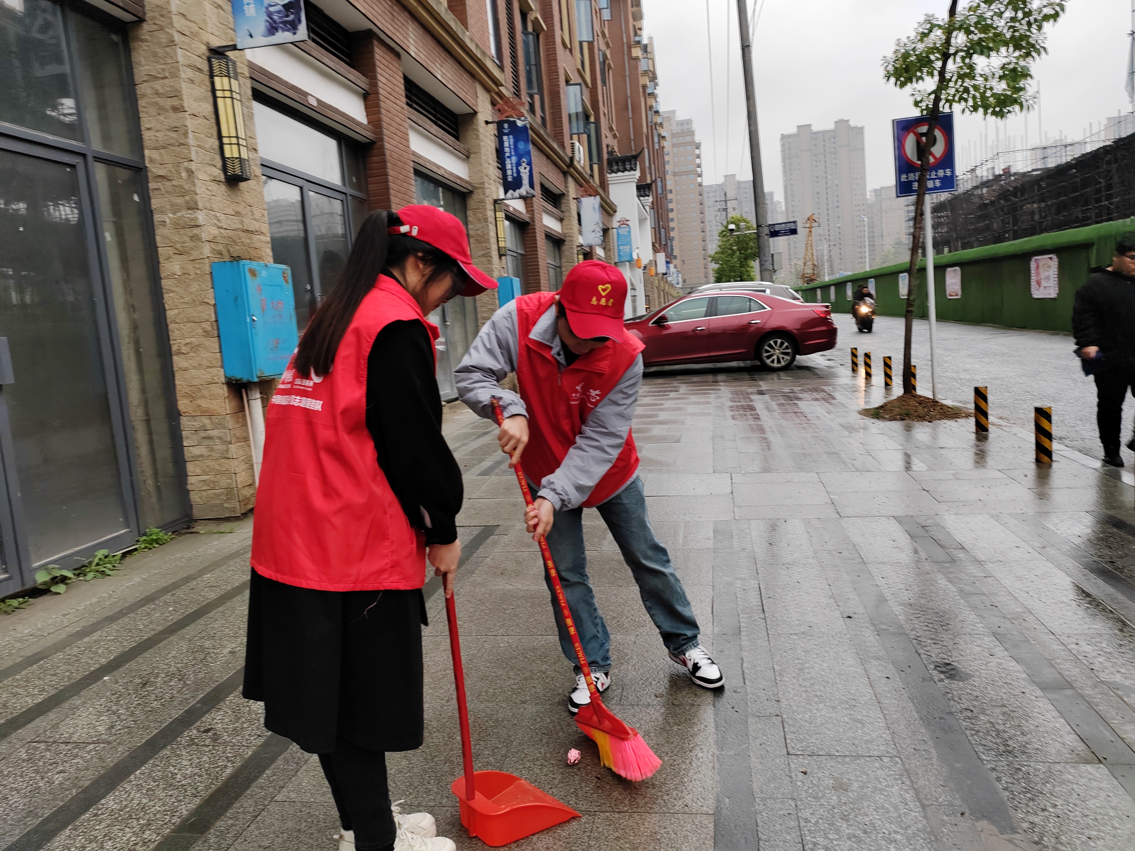 4.邵阳电信公司党团志愿者清扫街道.jpg