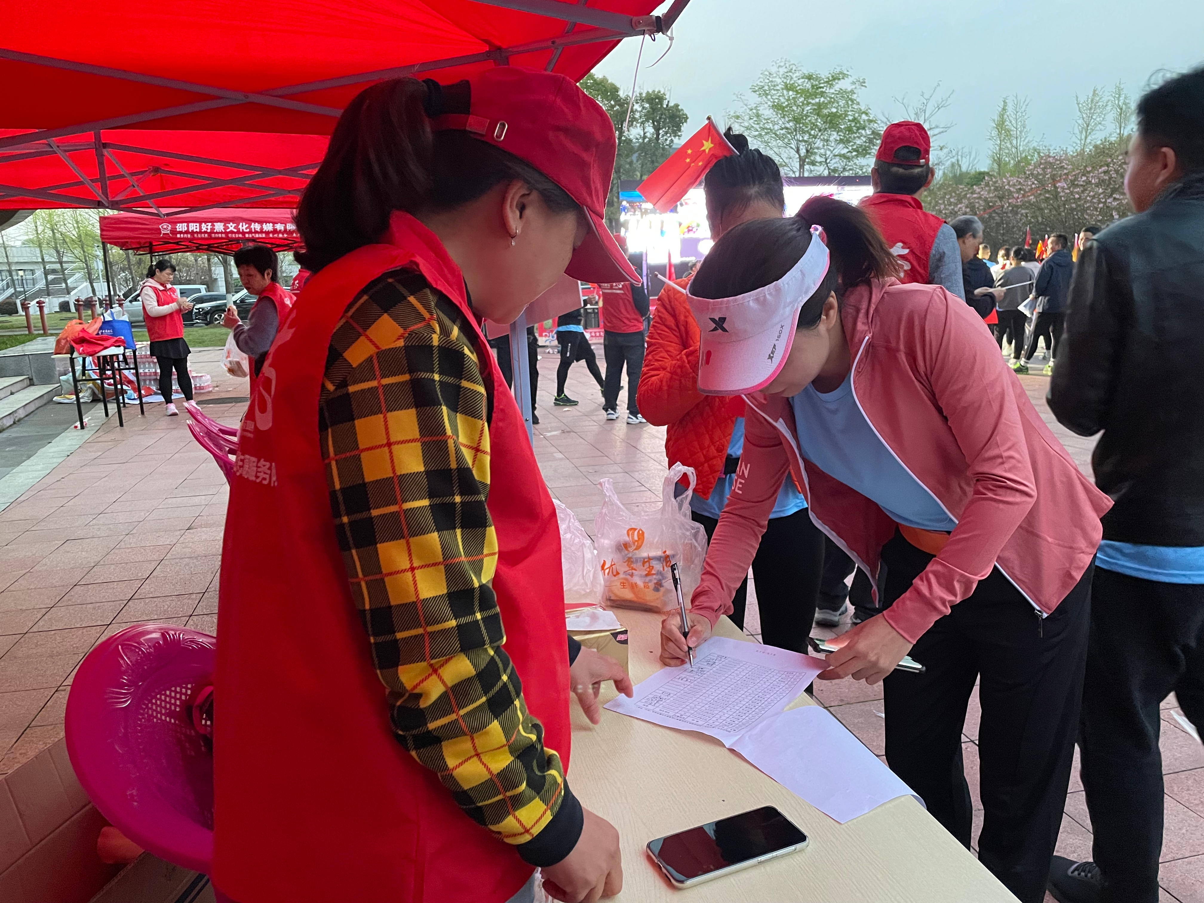 2、电信“小翼”志愿者在迷你马拉松比赛签到区为运动员服务.jpg