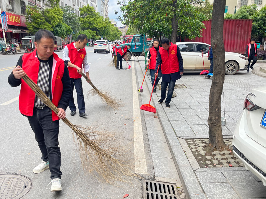 新宁退役军人志愿者服务队开展环境卫生清扫 (1).jpg