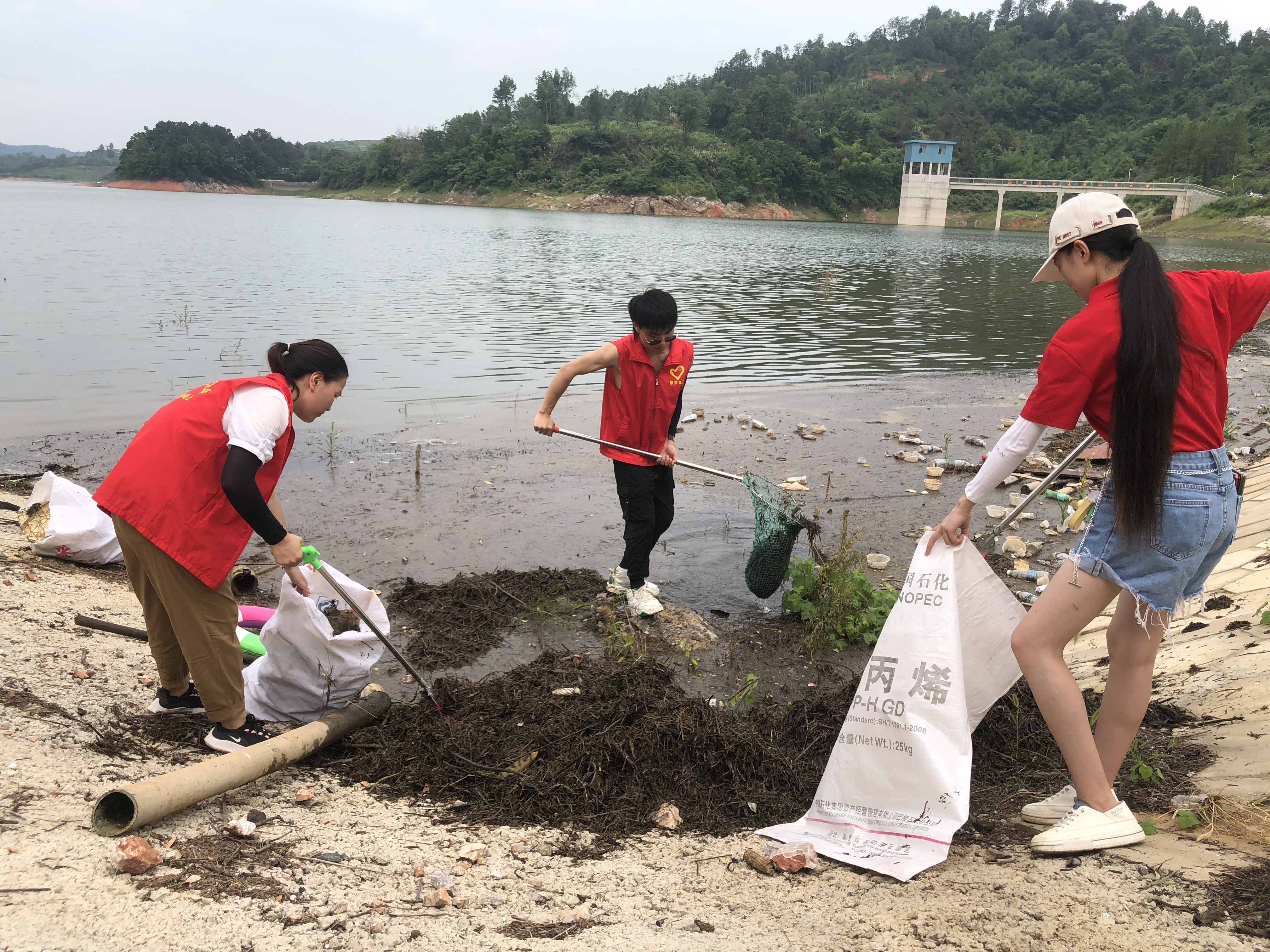 活动现场打捞垃圾 (1).jpg