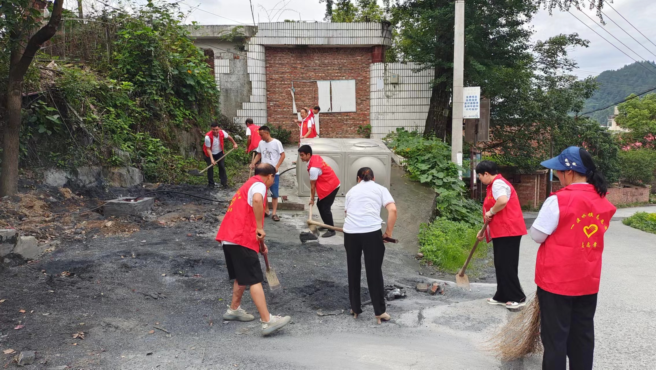 新宁县一渡水镇：志愿者齐行动，同心共建美好家园 (1).jpg