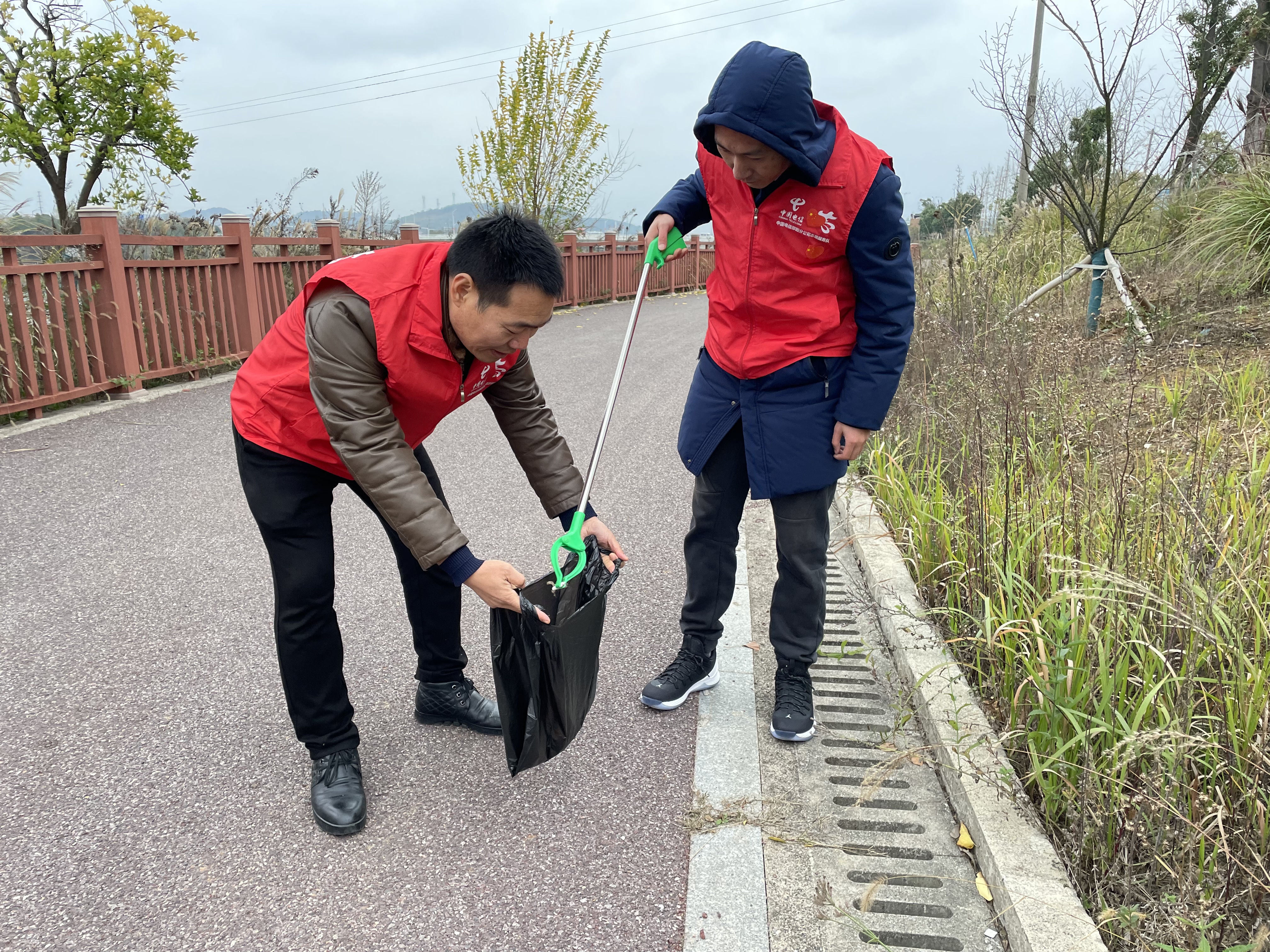 邵阳电信党团志愿者联合清理河畔垃圾.jpg