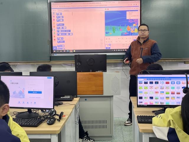 老师在“天翼云教室”给学生上课.jpg