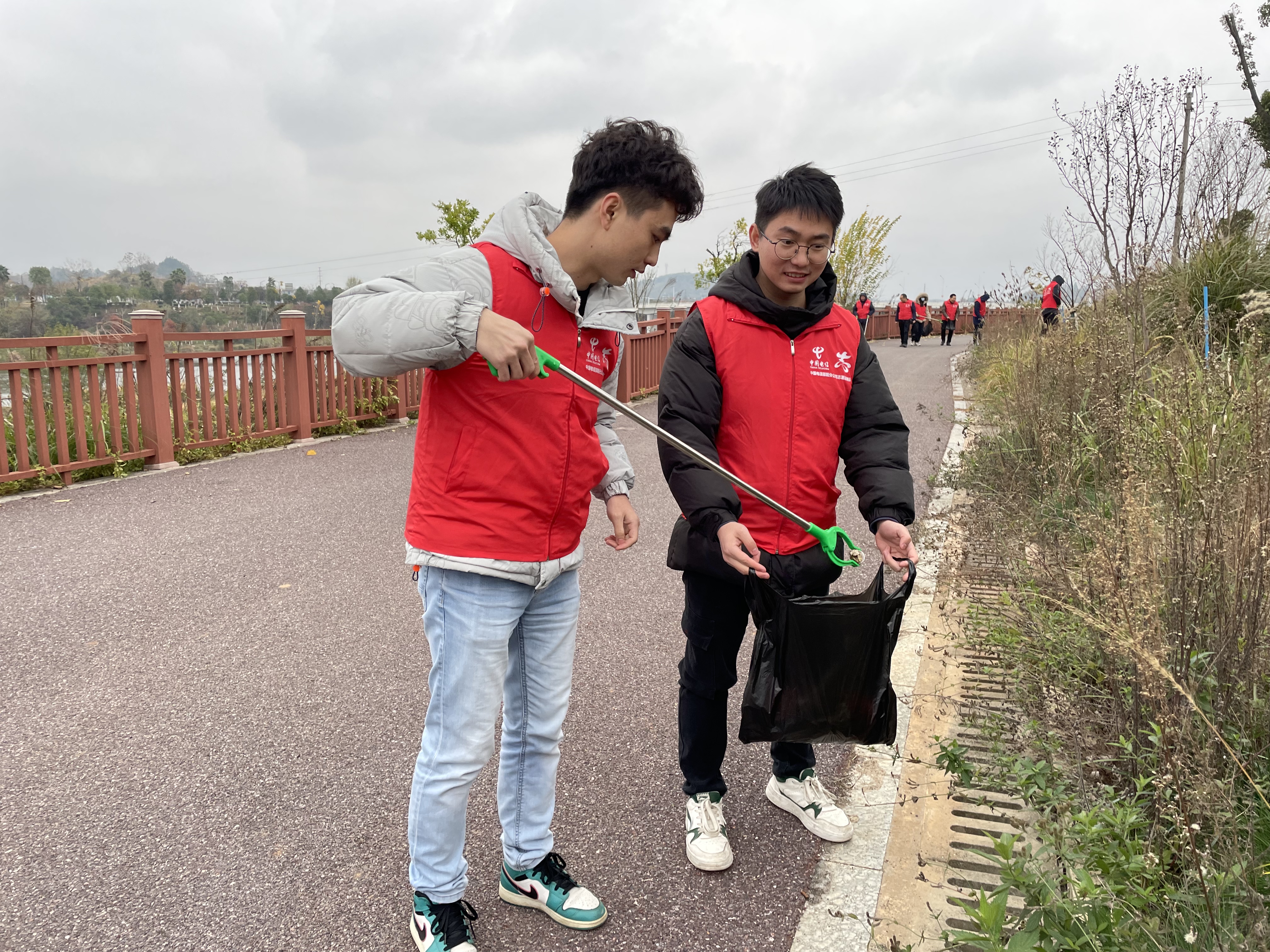 邵阳电信青年志愿者清理绿化带垃圾.jpg