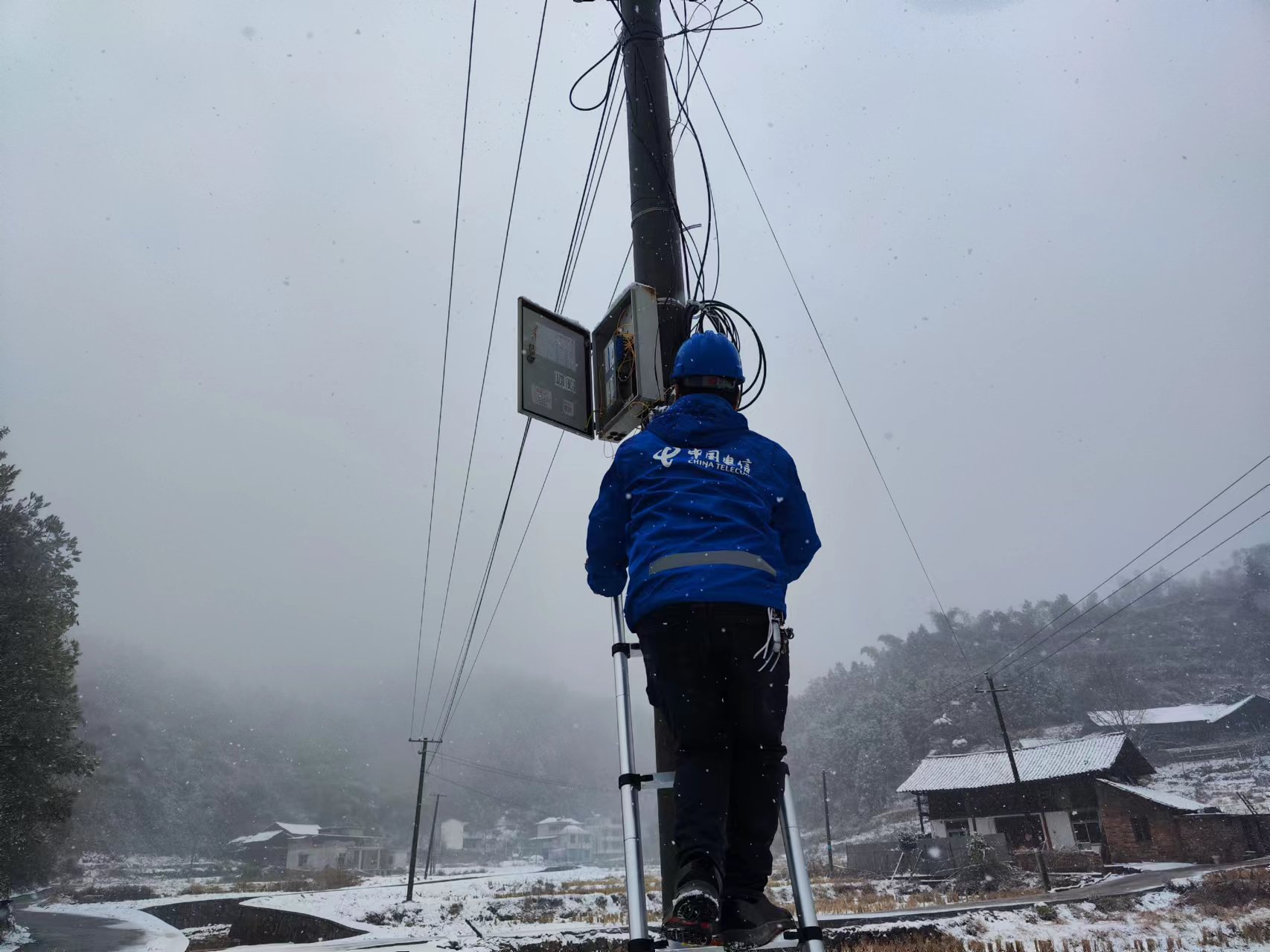 城步分公司网络维护小分队的成员冒着风雪抢修故障.jpg