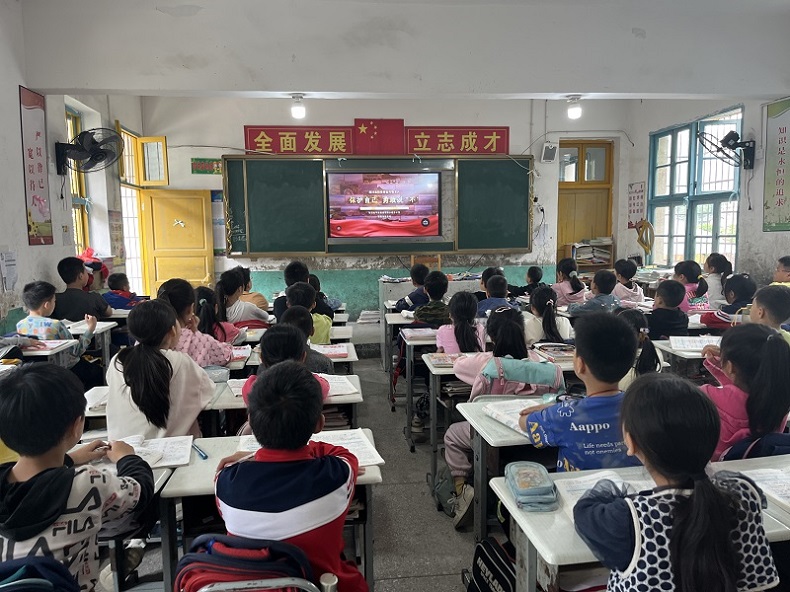 隆回县金石桥镇金桥小学组织观看防性侵宣传教育片