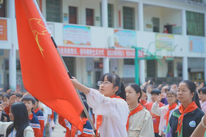 隆回县金石桥镇金桥小学举行少先队入队仪式