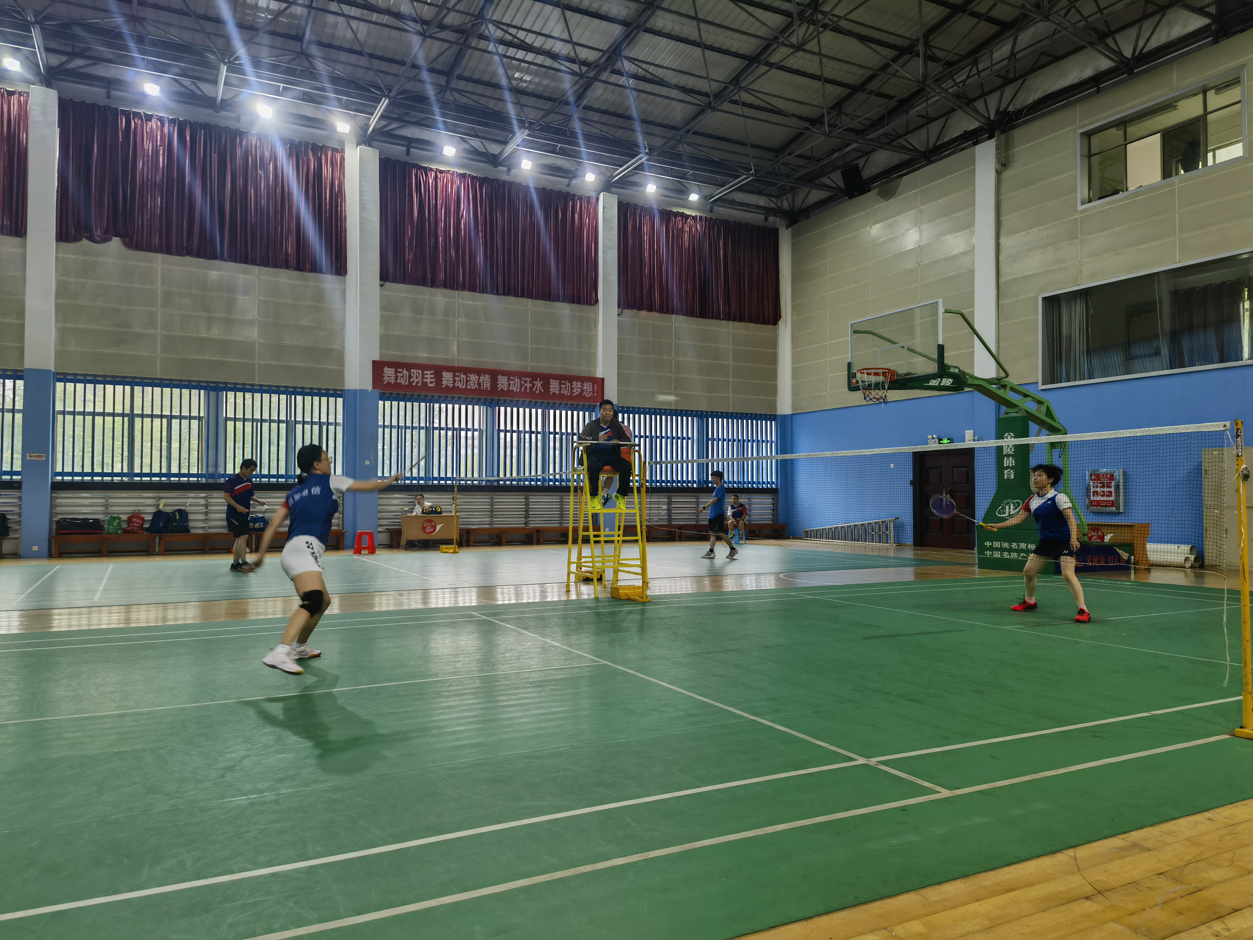邵阳分公司职工羽毛球选拔赛中女子组比赛现场.jpg