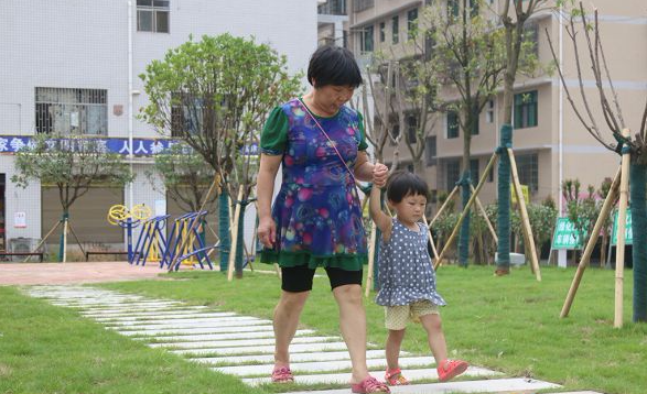 市民在高撑小游园内散步
